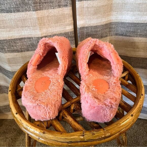 UGG Pink Fuzz Sugar Slipper‎ Clog Size 6 - Picture 11 of 13